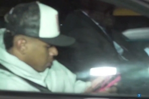 失望而归！亚马尔已回到巴塞罗那，乘车离开+低头看手机