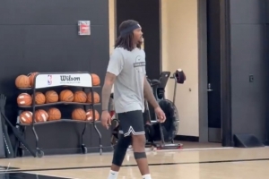 队记：开拓者中锋罗威接近复出 乐观估计有望在本月回归