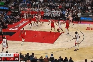 真成熟了！申京遭包夹不慌不忙 转身助攻卡佩拉空切双手暴扣！