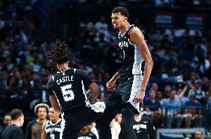 赏心悦目！马刺全队无限传导&最终文班突破分球卡斯尔上篮打进