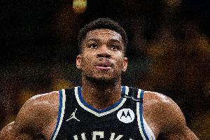 曾令旭：雄鹿真正做到了一凿四射 即使字母不在其他人也该扔就扔