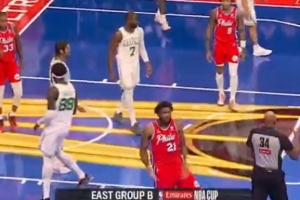 老惯犯了！恩比德滞空跳投打进2+1 面对观众席做不雅庆祝动作