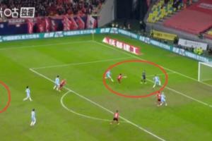 河南手球在先蓉城进球无效？胡荷韬进球前，主裁艾堃就已先响哨