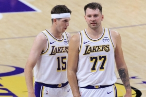 杨毅：里夫斯是乡村男孩&没运动能力不适合湖人 湖人27年要钓大鱼