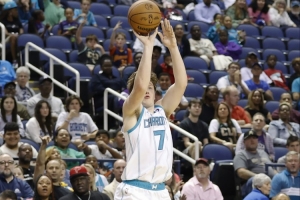 冷知识！克尼佩尔生涯前8场比赛投进25个三分 创NBA历史最快纪录