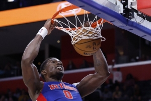 内线支棱起来！杜伦半场12中9砍18分10板 第二节12分&多次暴扣