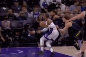 还得看你！威少快速突击 左手拉杆轻松上篮！