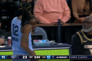 太秀了！莫兰特眼花缭乱控球到篮下得分 半节8分5助