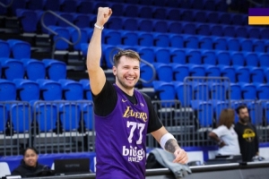 开启五连客！湖人官推晒球队训练照：备战周末