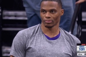 垃圾时间了！国王替补席威少一脸严肃&施罗德摇头