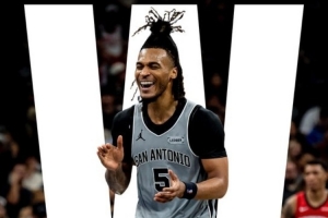 14分6板13助&正负值+25！马刺官推晒赢球海报：卡斯尔登上封面