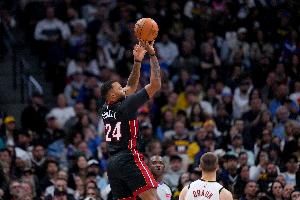 疑似受伤！鲍威尔半场仅出战13分钟 11投4中得11分2板2助