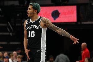 都挺拼！索汉和费尔斯抢地板球发生小口角 但很快被裁判分开