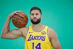 场均两分的三分射手克莱伯拿到湖人生涯第一分！