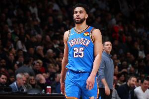 奋力反击！阿杰伊·米切尔追身三分命中 雷霆轰12-2追到只差4分