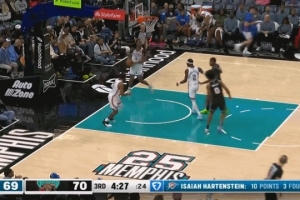 切特上篮被莫兰特劈头盖脸搂下来 裁判回看后吹罚普通犯规